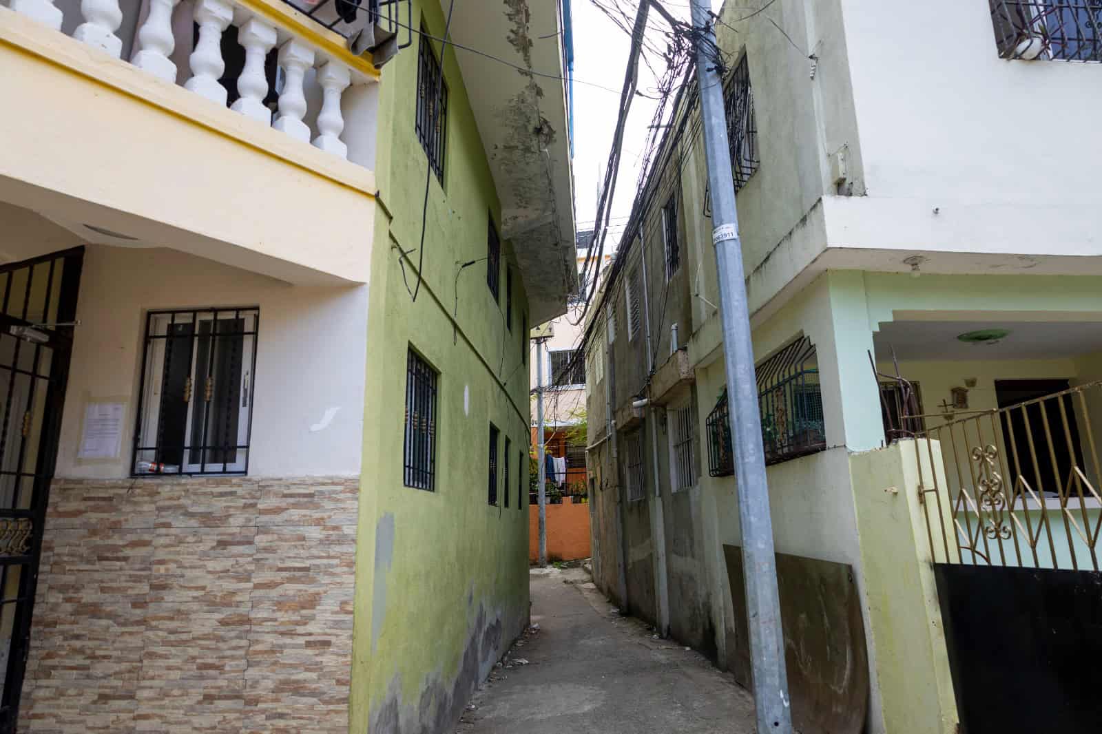 Callejón donde se ubica el edificio; residentes deben pasar por el lugar para acceder a sus viviendas.