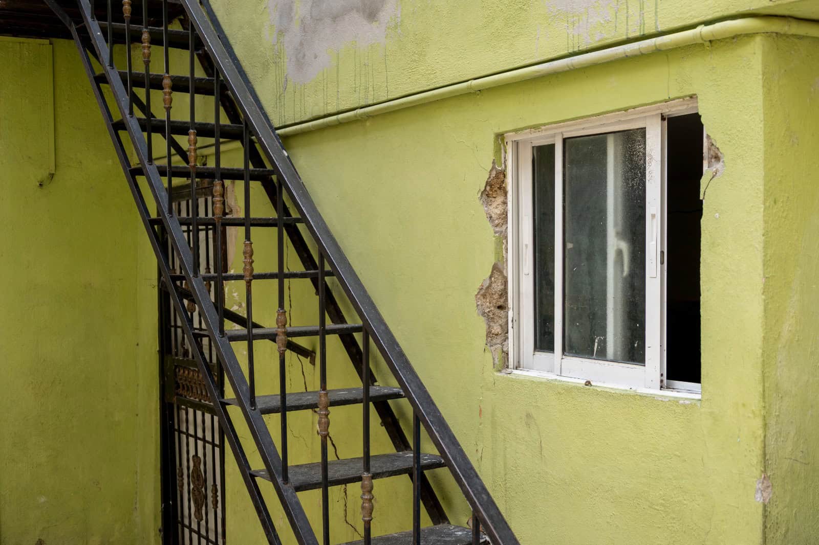 Ventana sin hierros, por donde vecinos lograron rescatar a una mujer atrapada durante las lluvias.