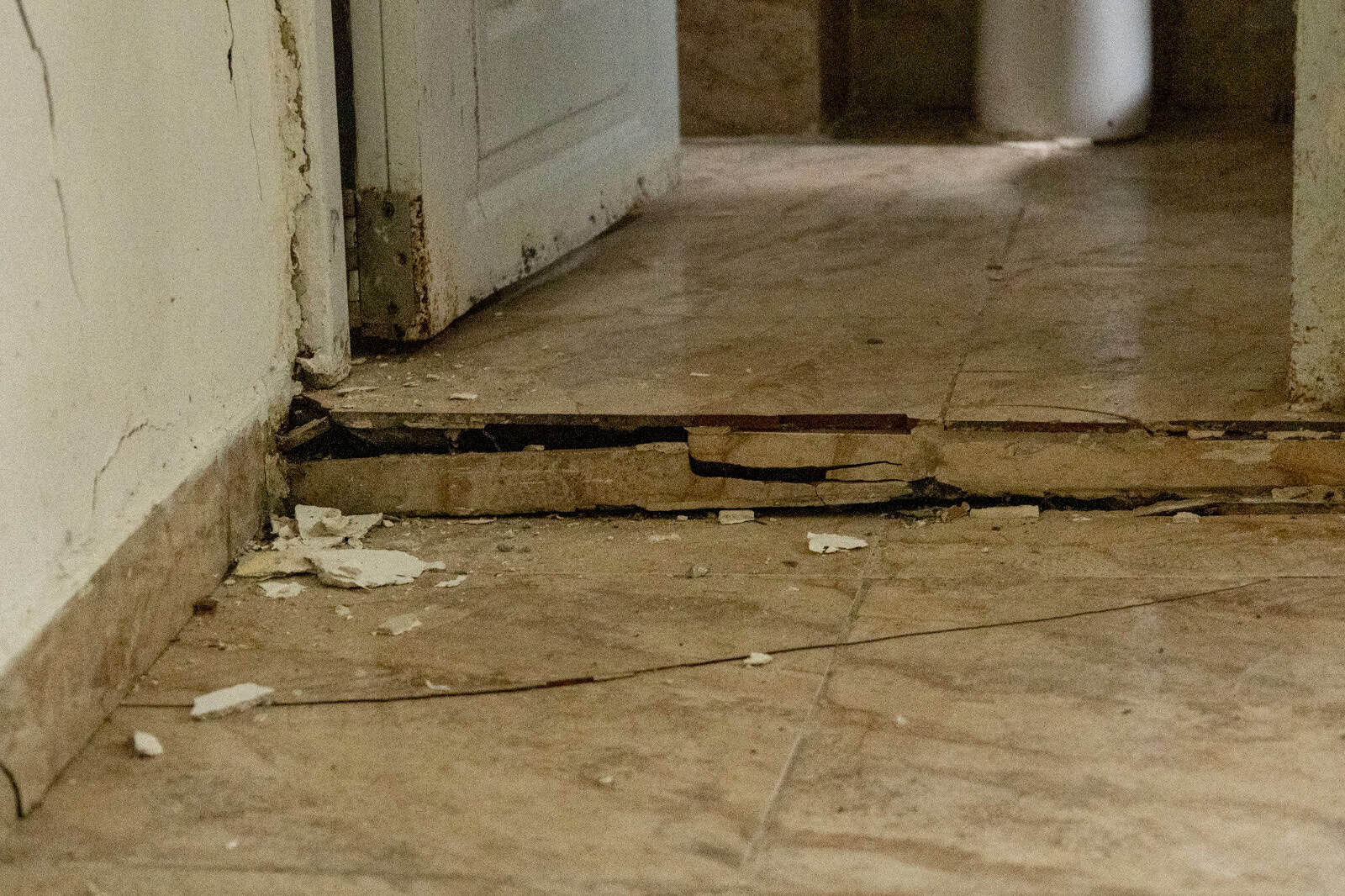 Así luce el suelo de uno de los apartamentos afectados por los daños estructurales.