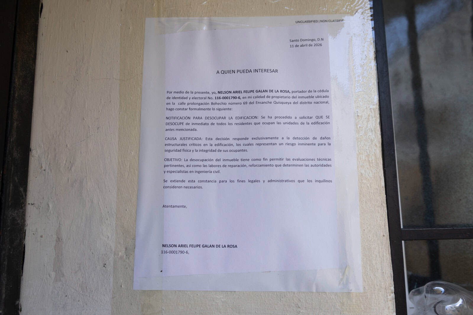 Aviso de desocupación colocado en la entrada del edificio tras detectarse daños estructurales.