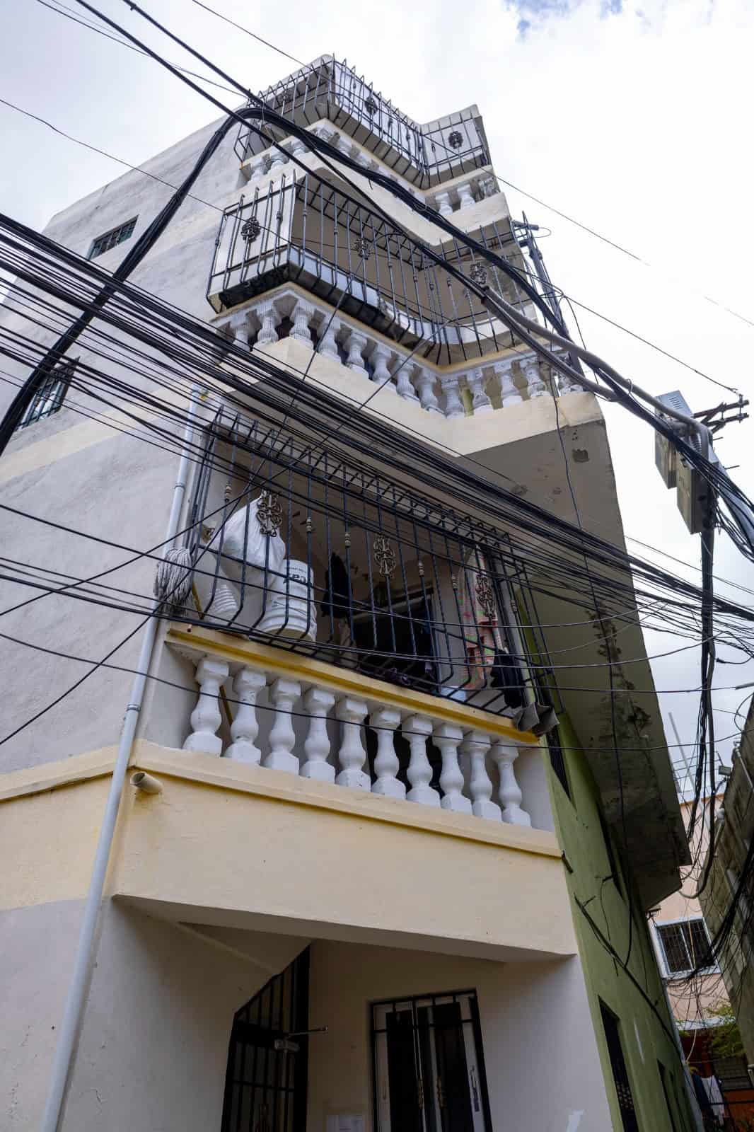 Vista general del edificio que mantiene en alerta a los comunitarios del Ensanche Quisqueya.