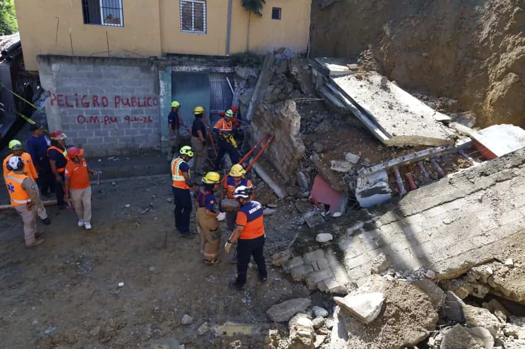 Las autoridades utilizan varios equipos para remover los escombros.