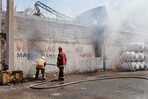 Incendio en empresa de accesorios de ba&ntilde;os en Santo Domingo Este sigue activo tras casi 24 horas