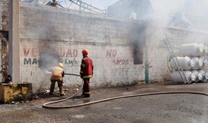 Incendio en empresa de accesorios de ba&ntilde;os en Santo Domingo Este sigue activo tras casi 24 horas