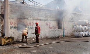Incendio en empresa de accesorios de ba&ntilde;os en Santo Domingo Este sigue activo tras casi 24 horas