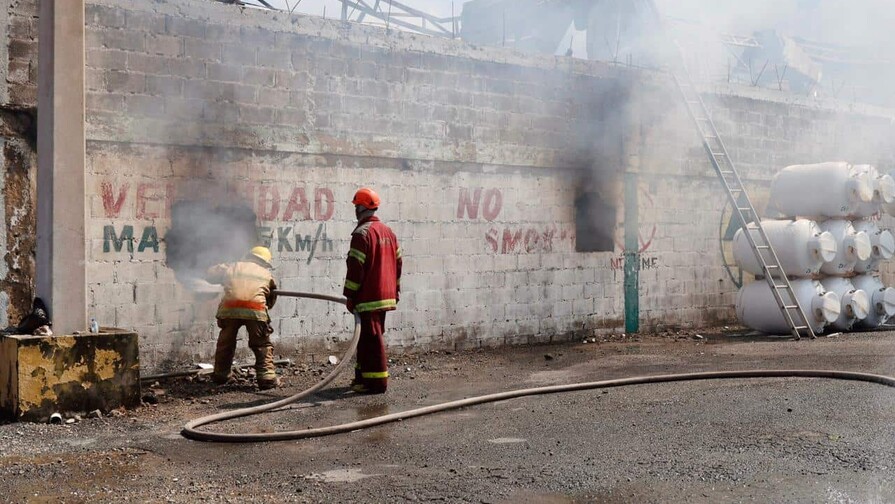 Incendio en empresa de accesorios de baños en Santo Domingo Este sigue activo tras casi 24 horas