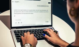 Psiquiatra alerta sobre personas que sustituyen terapia y decisiones por consejos de ChatGPT