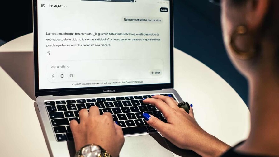 Psiquiatra alerta sobre personas que sustituyen terapia y decisiones por consejos de ChatGPT