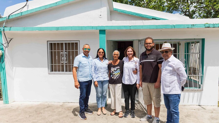 Carolina Mej&iacute;a desarrolla agenda pol&iacute;tica en Monse&ntilde;or Nouel con dirigentes del PRM