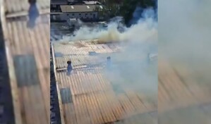 Bomberos confinan el incendio en empresa de ba&ntilde;os en Santo Domingo Este