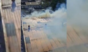 Bomberos confinan el incendio en empresa de ba&ntilde;os en Santo Domingo Este