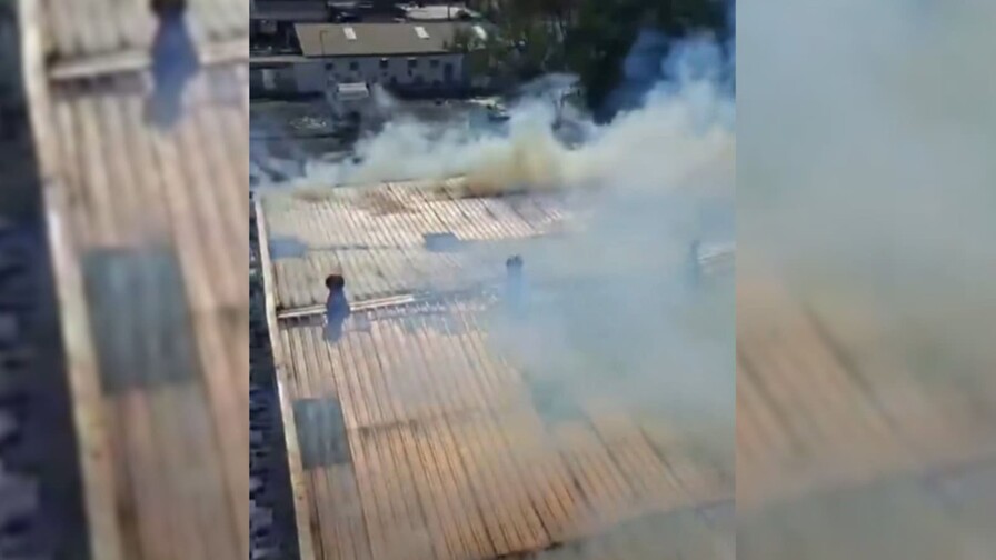 Bomberos confinan el incendio en empresa de ba&ntilde;os en Santo Domingo Este