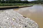 Tras inundaci&oacute;n de pl&aacute;sticos y basura, alcalde de Villa V&aacute;squez clama por campa&ntilde;a educativa