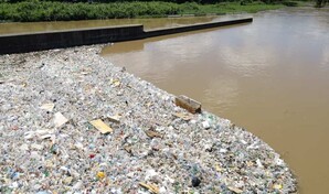 Tras inundaci&oacute;n de pl&aacute;sticos y basura, alcalde de Villa V&aacute;squez clama por campa&ntilde;a educativa