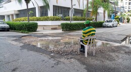 Fuga de la Caasd en Naco desperdicia agua y destruye la calle cada semana