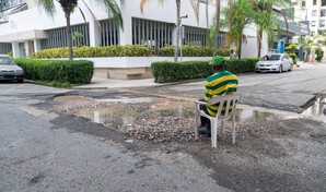 Fuga de la Caasd en Naco desperdicia agua y destruye la calle cada semana