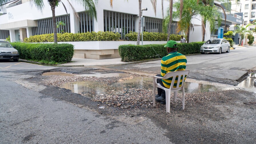 Fuga de la Caasd en Naco desperdicia agua y destruye la calle cada semana