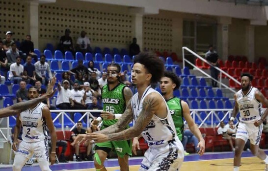 Andersson Garc&iacute;a debuta con triple-doble con los Marineros