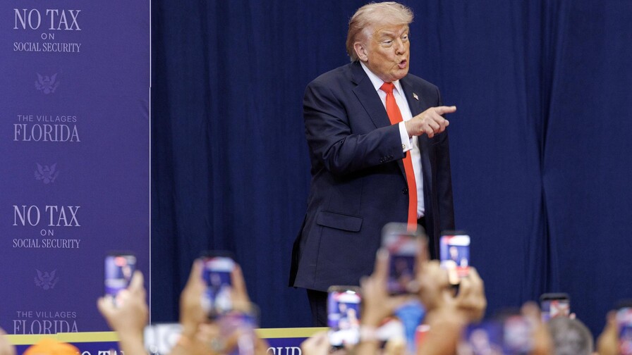 Trump apela a votantes mayores para comicios de medio mandato tras ca&iacute;da de su popularidad
