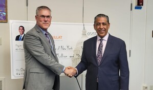 Adriano Espaillat entrega US$2 millones al City College en NY para formaci&oacute;n en infraestructura