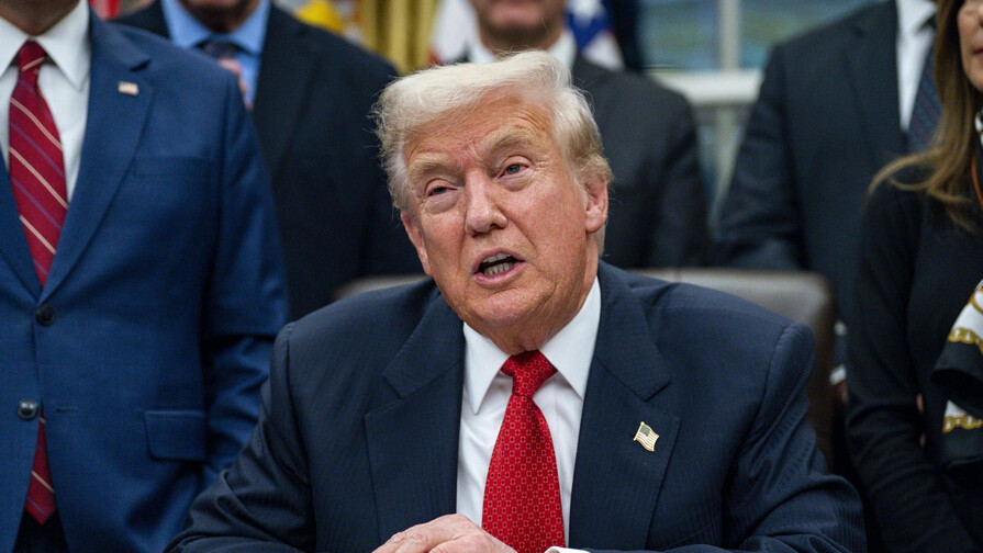 Trump acusa a la UE de violar el pacto comercial y elevar&aacute; al 25 % el arancel a los carros
