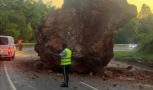 Roca de gran tama&ntilde;o cae en la Autopista del Nordeste y obliga a regular el tr&aacute;nsito