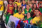 Fans de Shakira de m&aacute;s de 10 pa&iacute;ses convirtieron la playa de R&iacute;o en una marea global de emoci&oacute;n