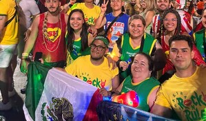 Fans de Shakira de m&aacute;s de 10 pa&iacute;ses convirtieron la playa de R&iacute;o en una marea global de emoci&oacute;n