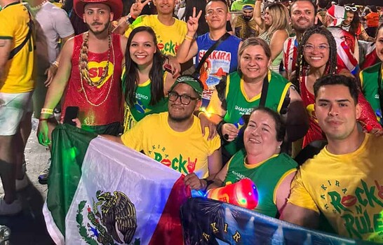 Fans de Shakira de m&aacute;s de 10 pa&iacute;ses convirtieron la playa de R&iacute;o en una marea global de emoci&oacute;n