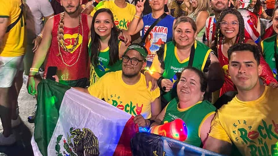 Fans de Shakira de m&aacute;s de 10 pa&iacute;ses convirtieron la playa de R&iacute;o en una marea global de emoci&oacute;n