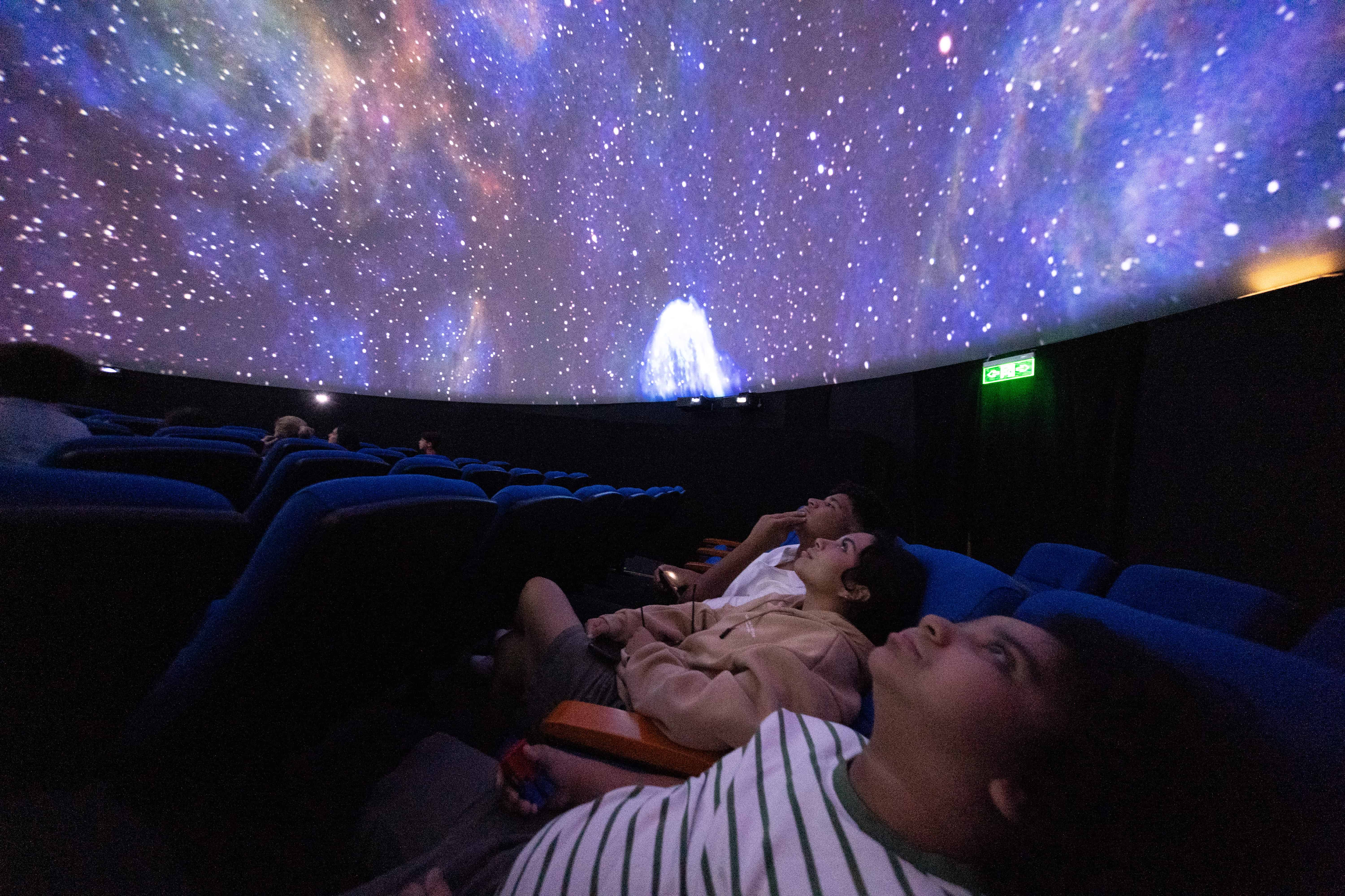Visitantes en el planetario. 