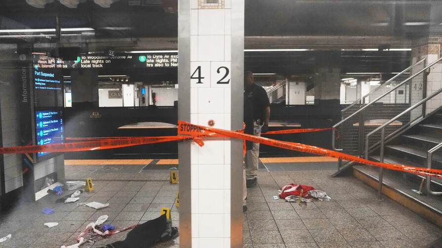 Polic&iacute;a de Nueva York divulga video de hombre abatido tras ataque con machete en Grand Central