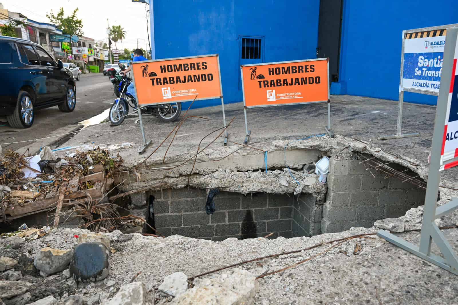 Se&ntilde;alizaci&oacute;n de obra advierte sobre trabajos en curso en el &aacute;rea intervenida.
