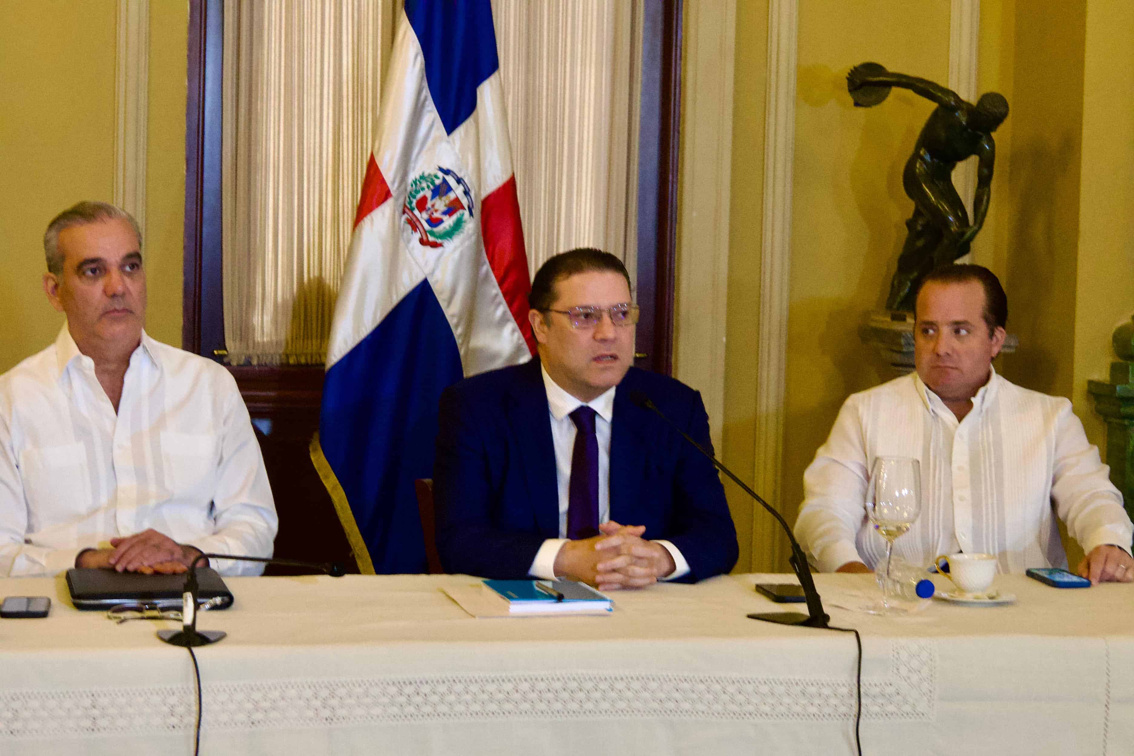 El presidente Luis Abinader, el ministro de Industria y Comercio, Eduardo Sanz Lovatón y el ministro de la Presidencia, José Ignacio Paliza. 