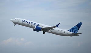 Avi&oacute;n de United Airlines choca contra un cami&oacute;n y un poste de alumbrado en autopista de EE. UU.