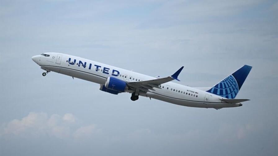Avi&oacute;n de United Airlines choca contra un cami&oacute;n y un poste de alumbrado en autopista de EE. UU.