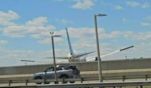 Avi&oacute;n de United Airlines choca contra un cami&oacute;n y un poste de alumbrado en autopista de EE. UU.