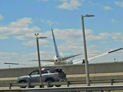 Accidente avión United Airlines en Newark: choca contra camión