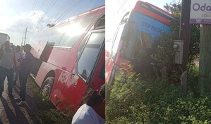 Autob&uacute;s impacta varios veh&iacute;culos y se estrella contra poste en la autopista Duarte