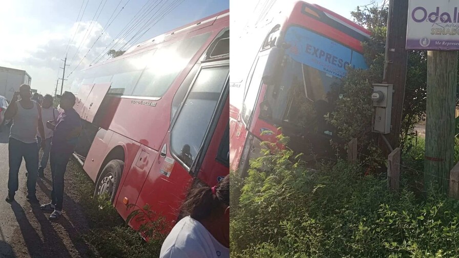 Autob&uacute;s impacta varios veh&iacute;culos y se estrella contra poste en la autopista Duarte