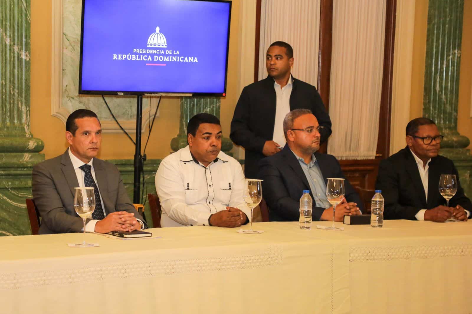 Transportistas que participaron en la reunión en el Palacio Nacional. 