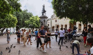 Banco Central proyecta que el turismo apunta a generar m&aacute;s de US$12,500 millones en 2026