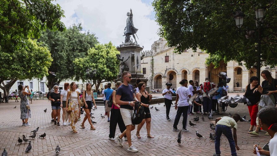 Banco Central proyecta que el turismo apunta a generar m&aacute;s de US$12,500 millones en 2026