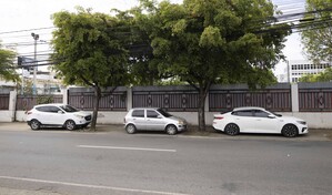 Invasi&oacute;n vehicular en el ensanche La Fe desplaza a peatones
