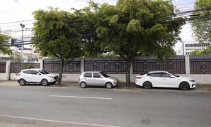 Invasi&oacute;n vehicular en el ensanche La Fe desplaza a peatones