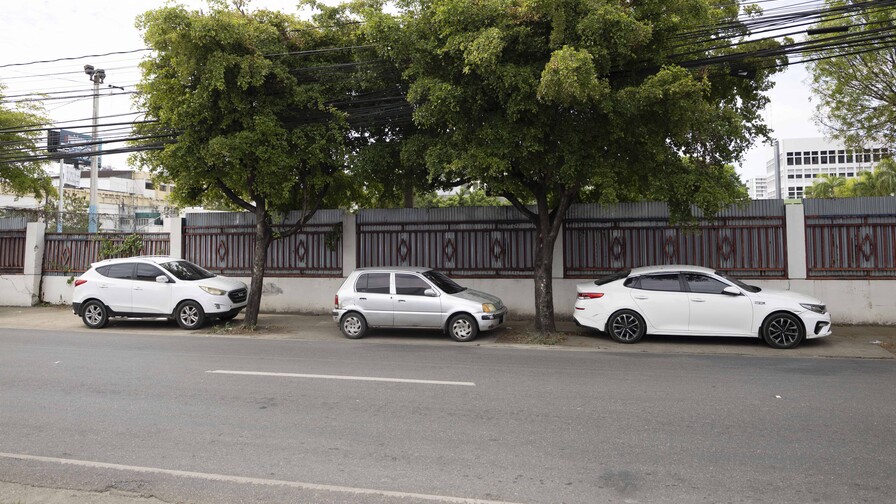 Invasi&oacute;n vehicular en el ensanche La Fe desplaza a peatones