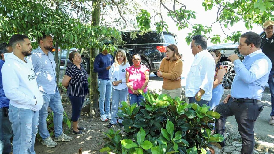 Sup&eacute;rate visita comunidades afectadas por lluvias en La Vega y eval&uacute;a da&ntilde;os