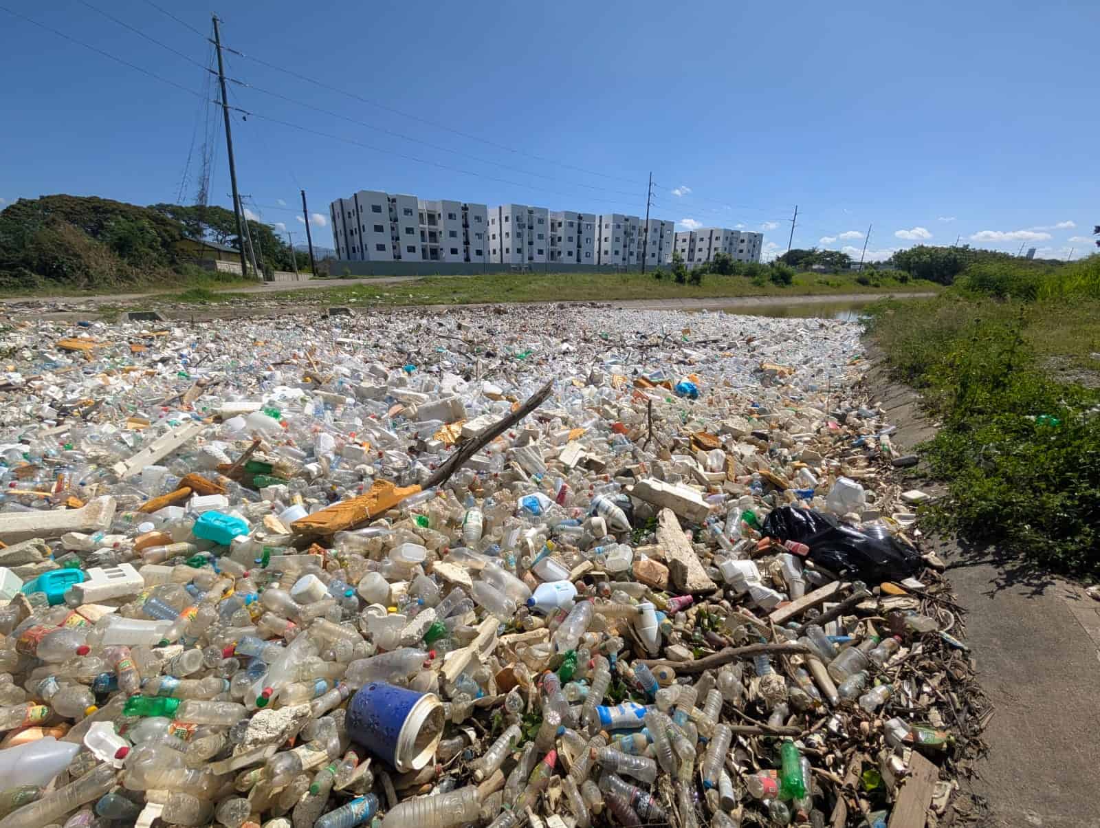Tras las lluvias la basura se desborda y llega a los afluentes.