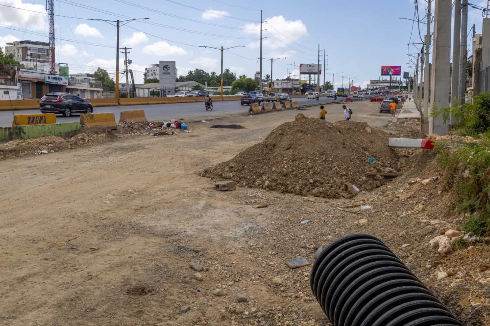 Materiales de construcci&oacute;n permanecen acumulados en el tramo intervenido. 