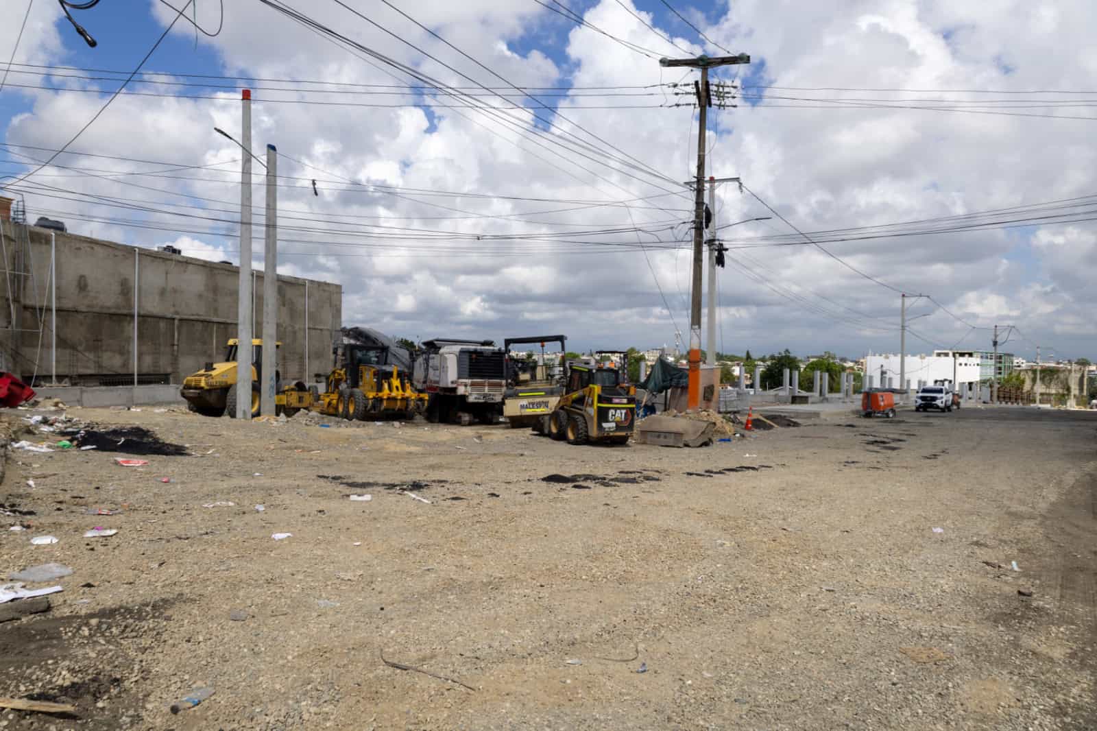 Maquinarias pesadas permanec&iacute;an detenidas en la zona durante la ma&ntilde;ana de este lunes feriado. 